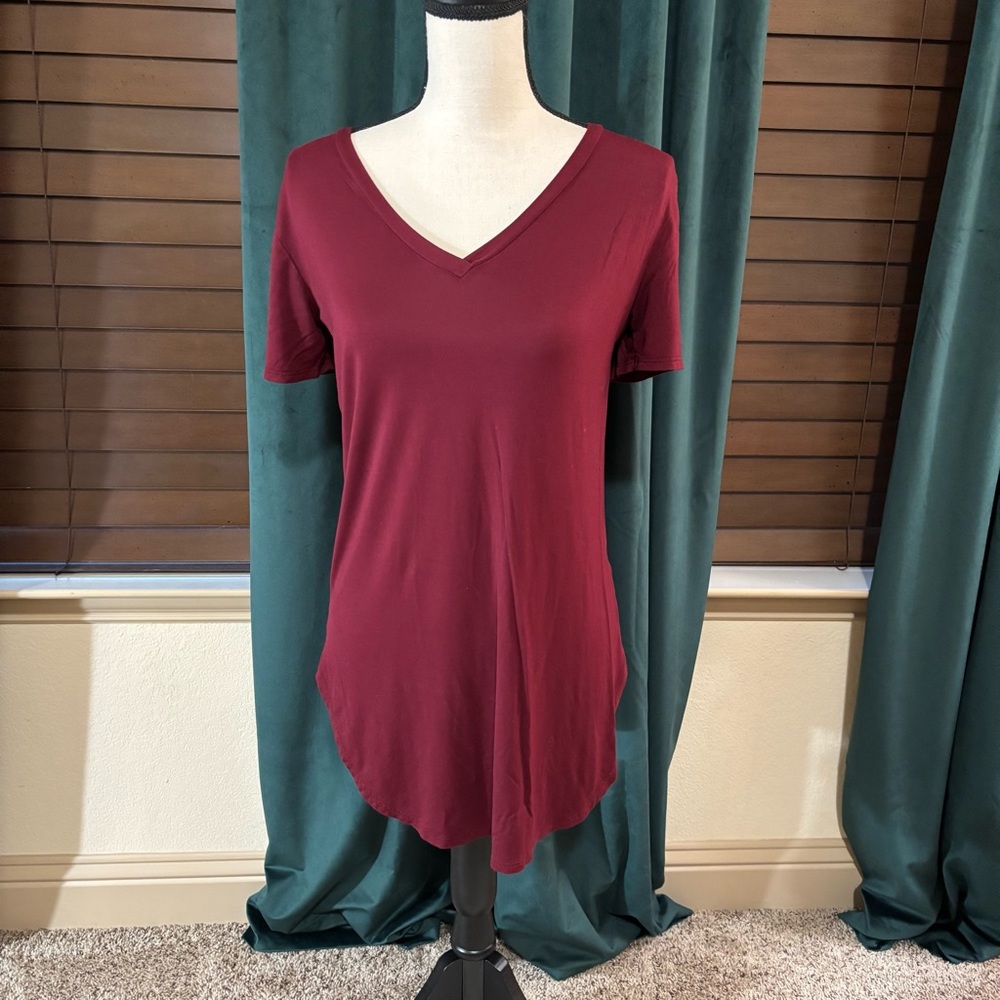 Elegant V-Neck Short Sleeve Top in Burgundy